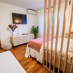 Elegant And Scenic Peaceful - One Bedroom With Terrace