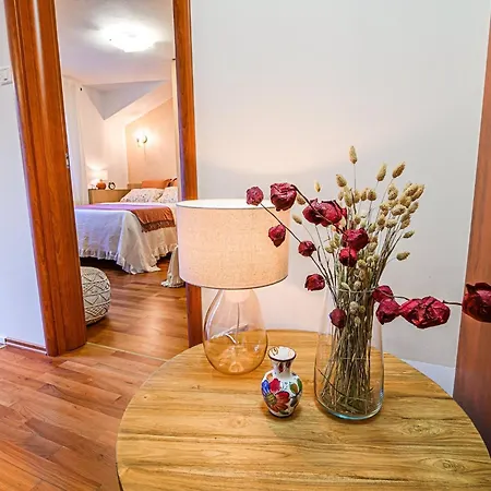 Elegant And Scenic Peaceful - One Bedroom With Terrace *