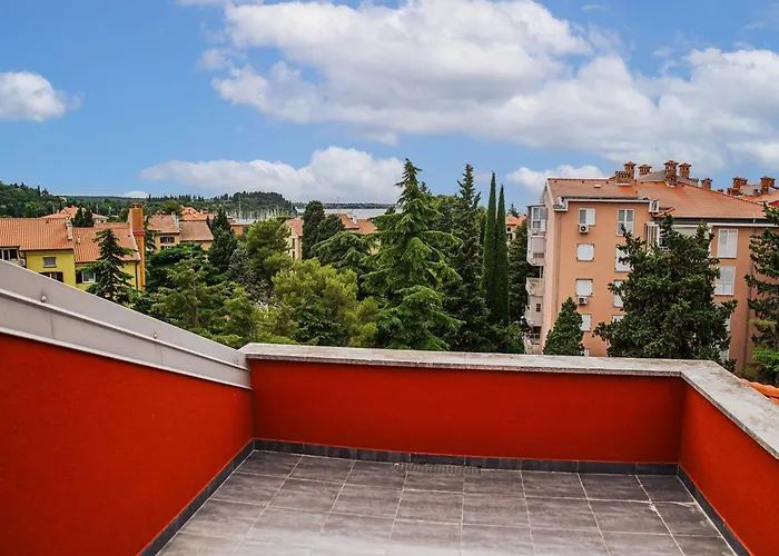 Апартаменты Elegant And Scenic Peaceful Portoroz - One Bedroom With Terrace Порторож